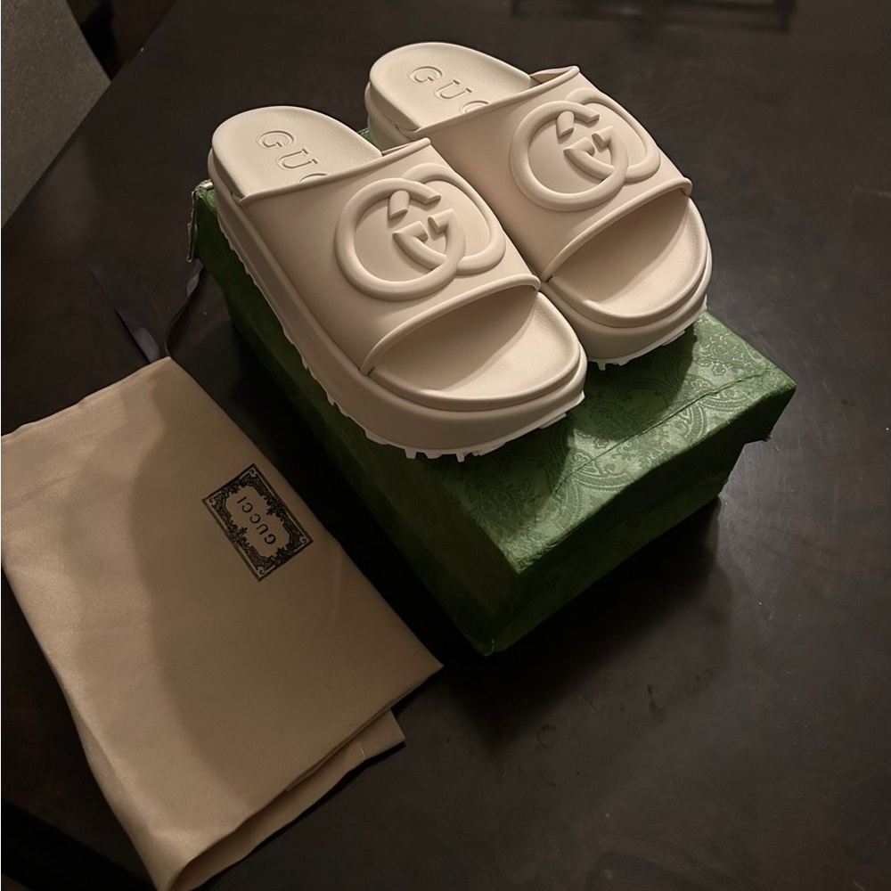 GUCCI WOMEN'S SLIDE SANDAL WITH INTERLOCKING G